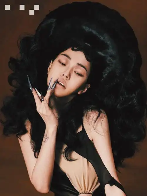 尤其是那尖尖的白色长指甲,仿佛是女妖精般魅惑惹眼,"劈叉蹲"