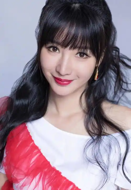 原创柳岩包裹严实39岁换新短发娇美似少女不走时尚路线也很抢眼