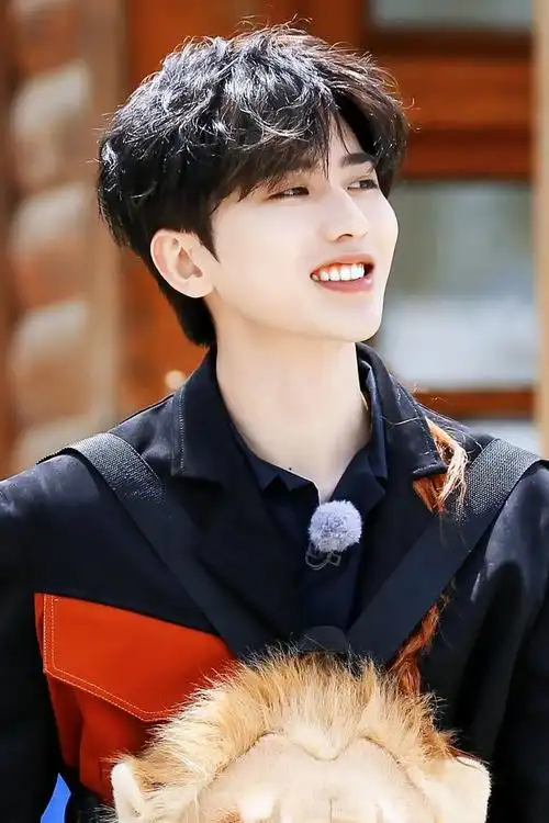 蔡徐坤壁纸:你笑起来的样子可爱到犯规,治愈生活中的一切不愉快