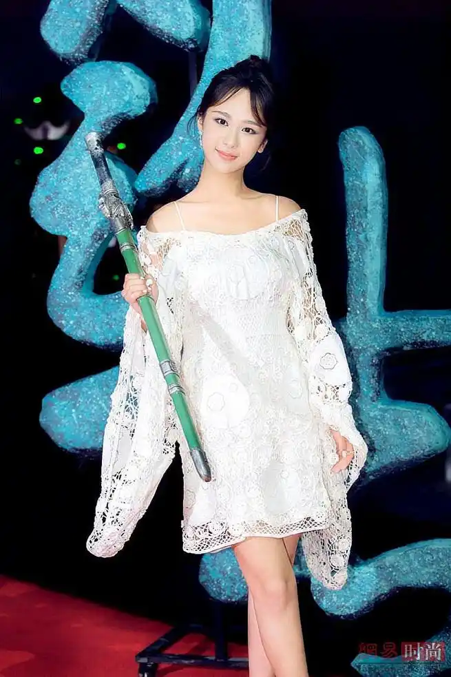 杨紫身穿白色短裙,手拿一把剑,清纯靓丽.
