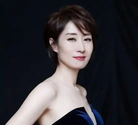 其实刘敏涛十几岁的时候就开始出演影视剧,那时候的刘敏涛也算年轻