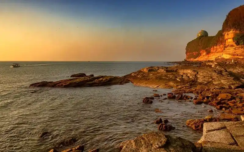 北海涠洲岛暮色下的石螺口海滩