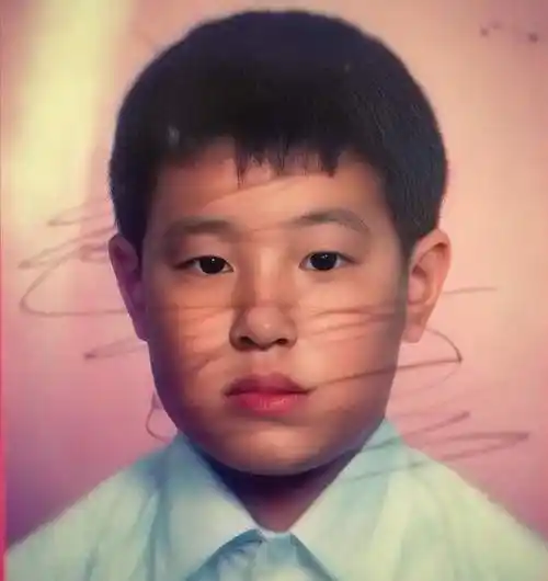 潘玮柏的爸爸是教授,妈妈是日语老师,从潘玮柏小时候开始就注重教育这