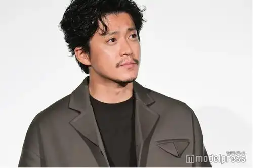 组图:小栗旬出席电影活动 胡须造型成熟稳重