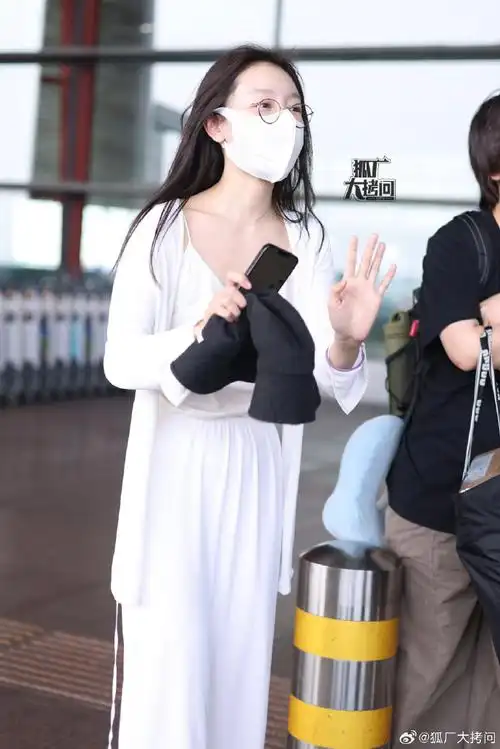 周冬雨机场素颜照