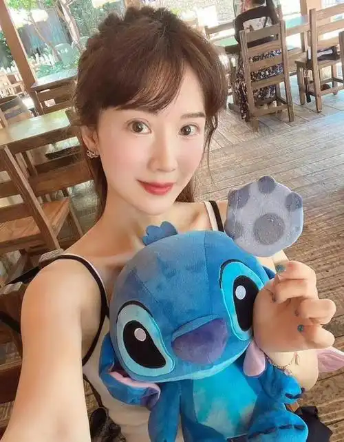 李念是我国有名的女演员,她的代表作有《霍元甲》中的金玉,《蜗居》中