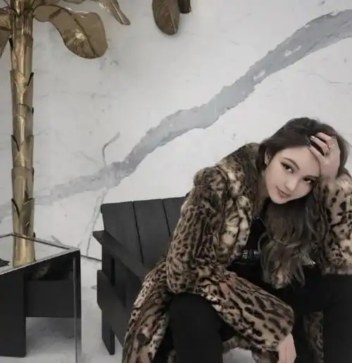 周扬青私下穿搭非常野!皮草大衣 紧身裤很霸气,气场强大颜值高