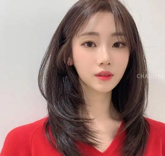 毛毛躁躁的视觉感30岁女性要是选择中发的话,建议选择这种内弧发型,内