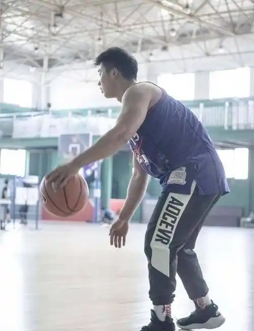 原创单眼皮童颜脸薄肌身材这样的肌肉型男小哥能不让人喜欢吗