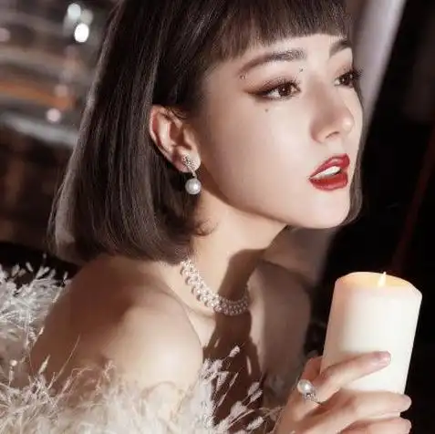 这才是真复古名伶,迪丽热巴短发造型配皮草,美的像人造娃娃