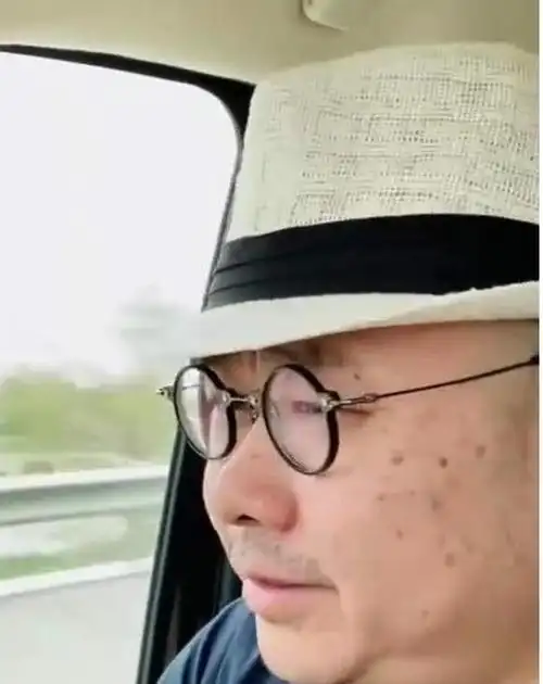 老歌手刀郎近照曝光,面部发福成油腻大叔,网友直呼认不出!