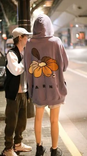 杨幂逛街被抓拍下衣失踪穿法时髦长腿纤细这真是小糯米娘亲吗