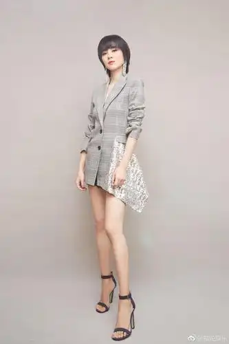 郁可唯 亮相2018红毯,一身格纹西装搭配宝蓝色高跟鞋利落帅气是歌声