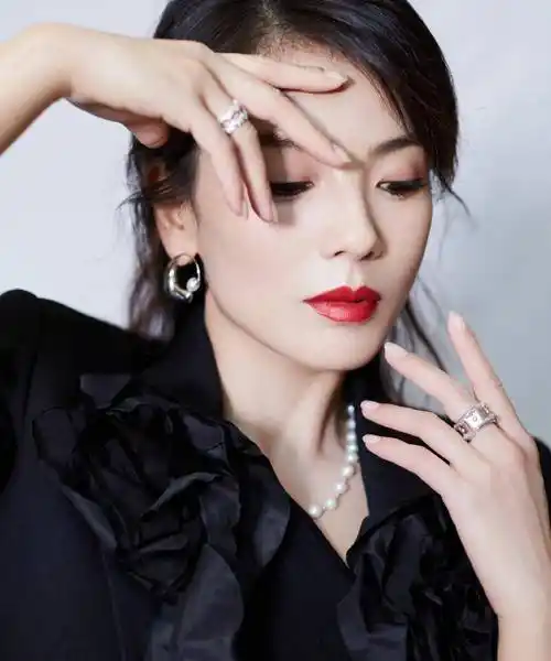 刘涛不年轻了,但是并没有大家想象中的"黄脸婆"形象,黑发红唇,依旧美