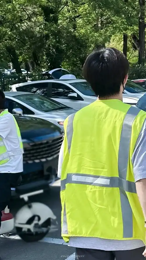 易烊千玺春日大片