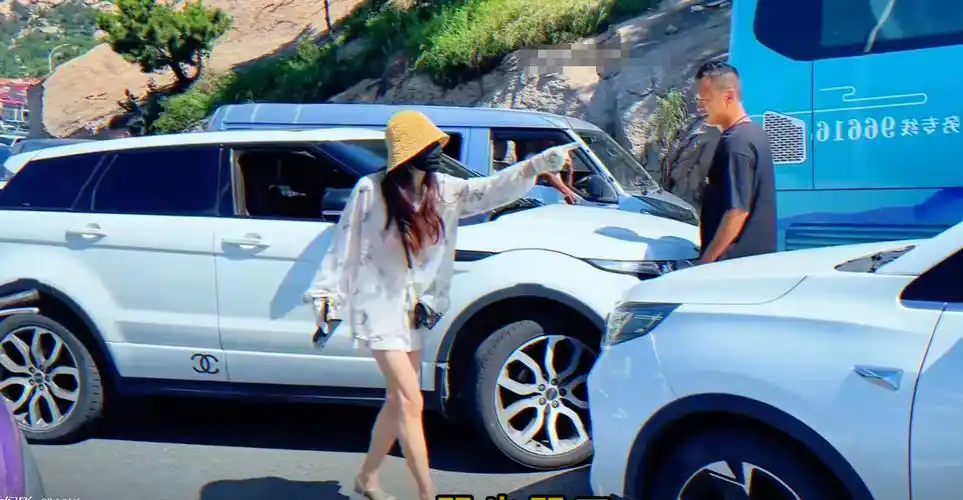 这一次,路虎女车主的过往被网友扒了出来,微信签名同样很嚣张