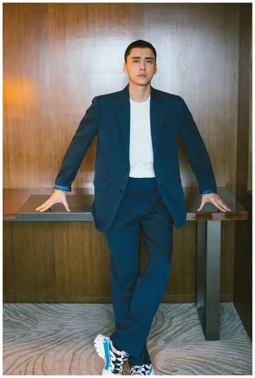 寸头男星有多撩人?李现,胡歌,易烊千玺.行走中的荷尔蒙!