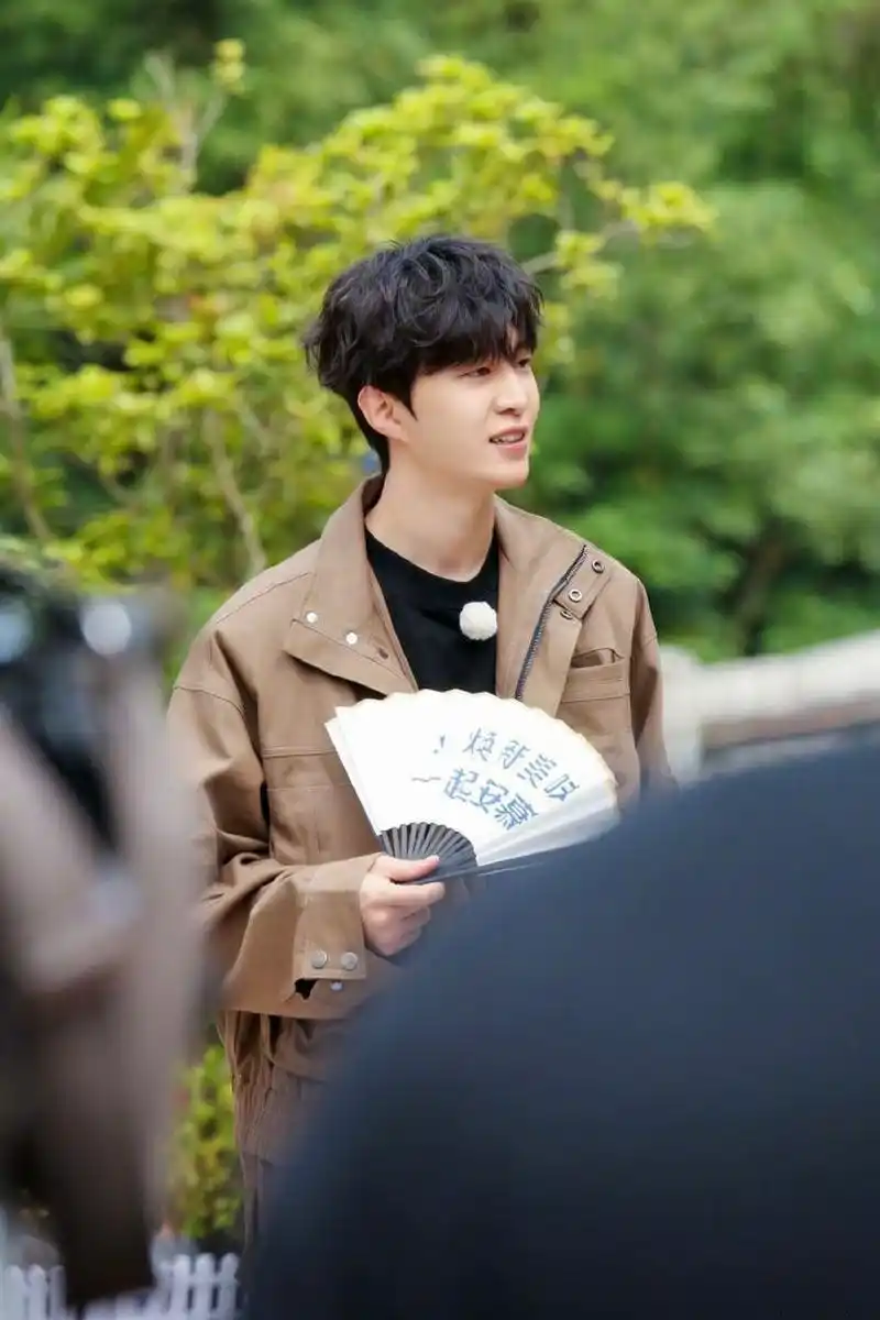 小酷炫彩#@范丞丞奔跑吧工装造型一身棕色工装套装 卷发造型