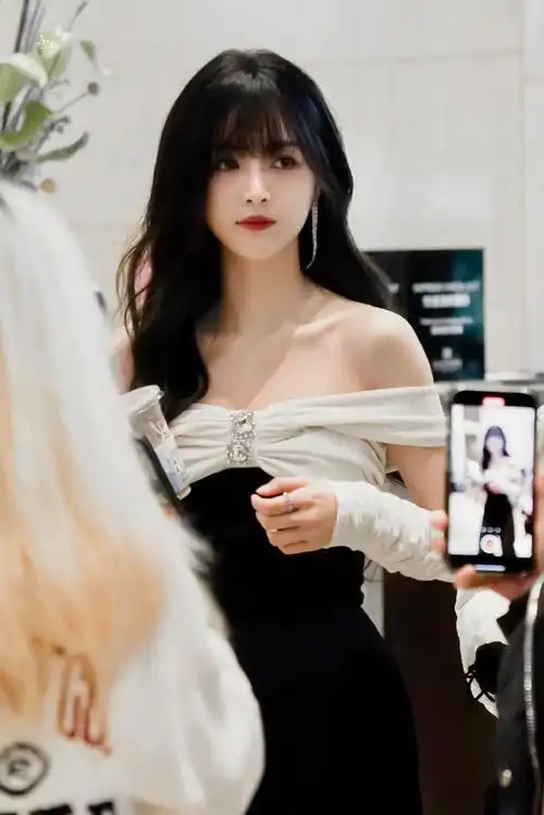 9615落跑甜心齐刘海露肩长裙美疯了录制顺利#吴宣仪hi6上班路透