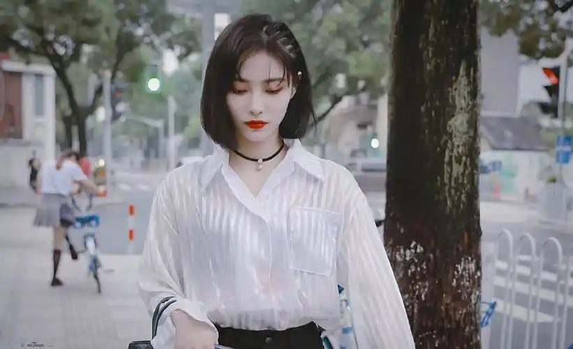 是非拼接办提包,便将气质满满出现,而她的短发也是造型内部的点睛之笔