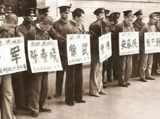 偷看女厕所两次被判死缓,流氓罪的历史变迁,见证中国法制的进步