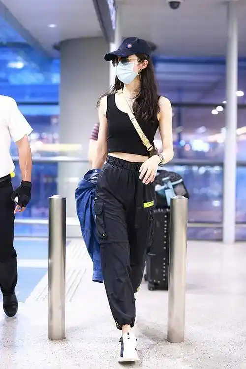 韩雪现身机场,一身凹造型.
