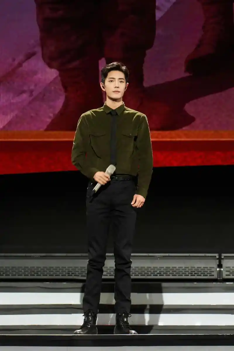 肖战顺顺利利 这腿长的没得说 - 抖音