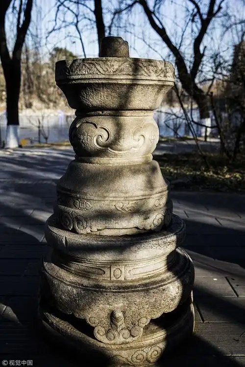 圆明园古石雕在北大闲晒太阳憨态可掬