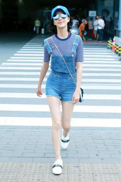 白色短裤搭配彩色泡泡袖"梨涡女神"佟丽娅浪漫微笑太治愈