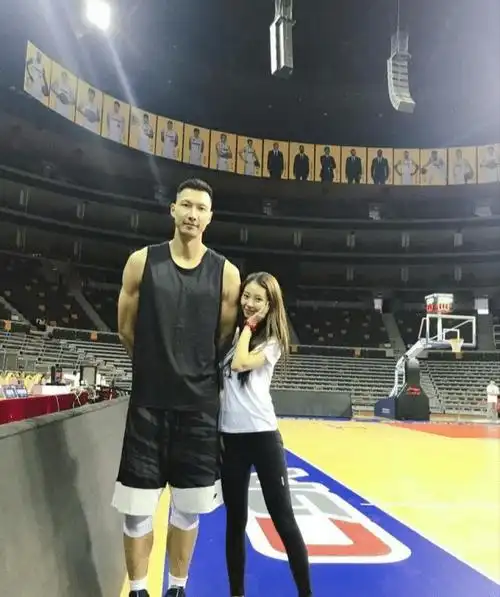 易建联的妻子名叫荆灵她身材傲人气质出众和易建联真是绝配