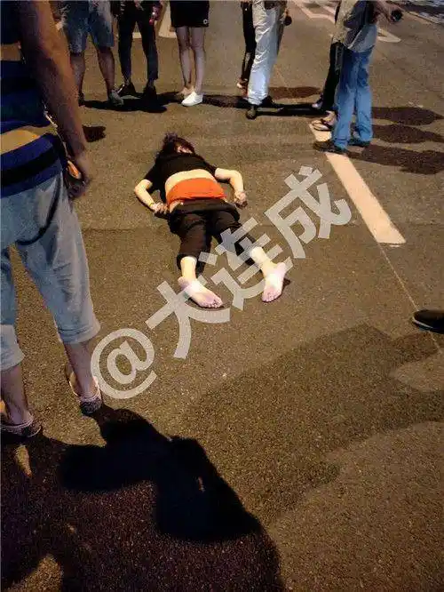 大连突发惨烈车祸女子被撞断双腿抢救无效死亡