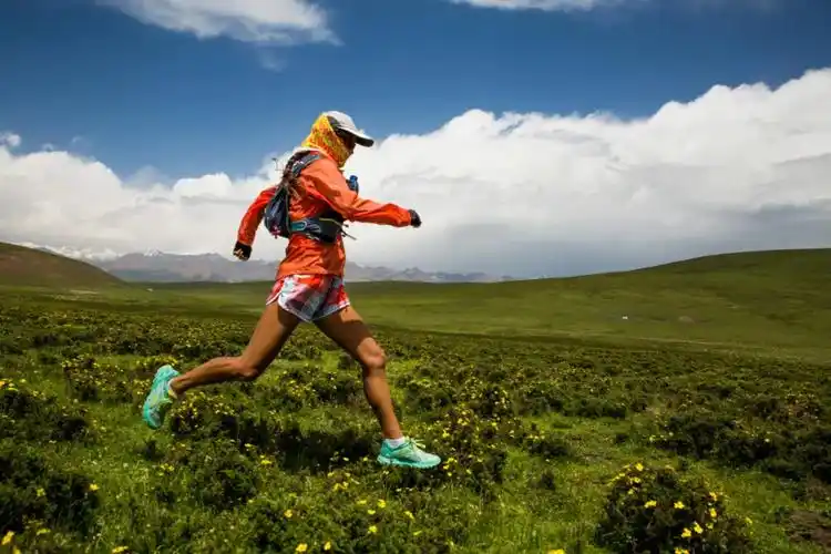 见识过五台山里的赤脚行僧马拉松场上的裸足跑者我们还是需要一双鞋