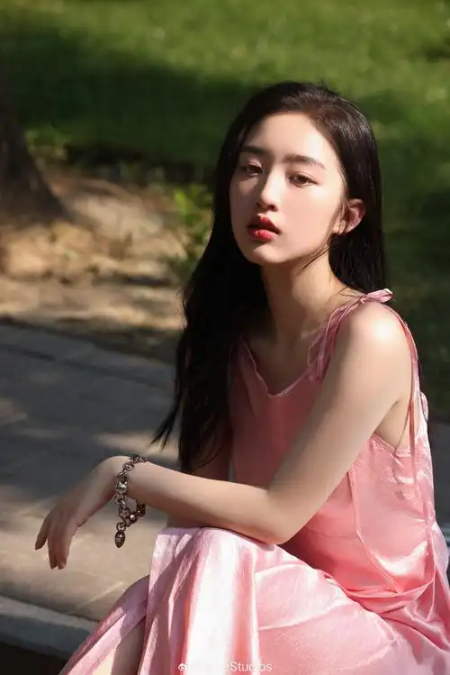 acnestudios#演员@邓恩熙身着2023秋冬系列粉色吊带连衣裙,演绎七夕