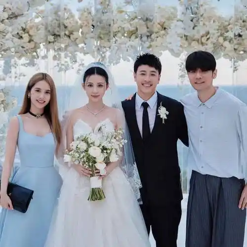 合照中王力宏也出席了婚礼,疑似还担任了伴郎,这也是王力宏与前妻的