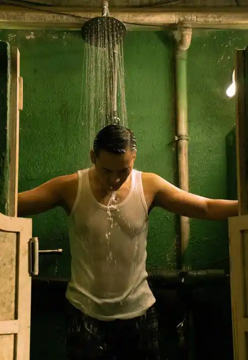 若隐若现的小腹肌噢魅力十足的小腹肌健身的陈伟霆哇靠,这是不付费就