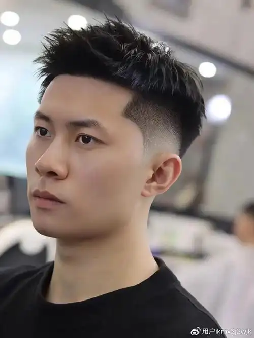 这种发型不仅适合夏天,让人感觉凉爽舒适;同时也能够展现出男士的时尚