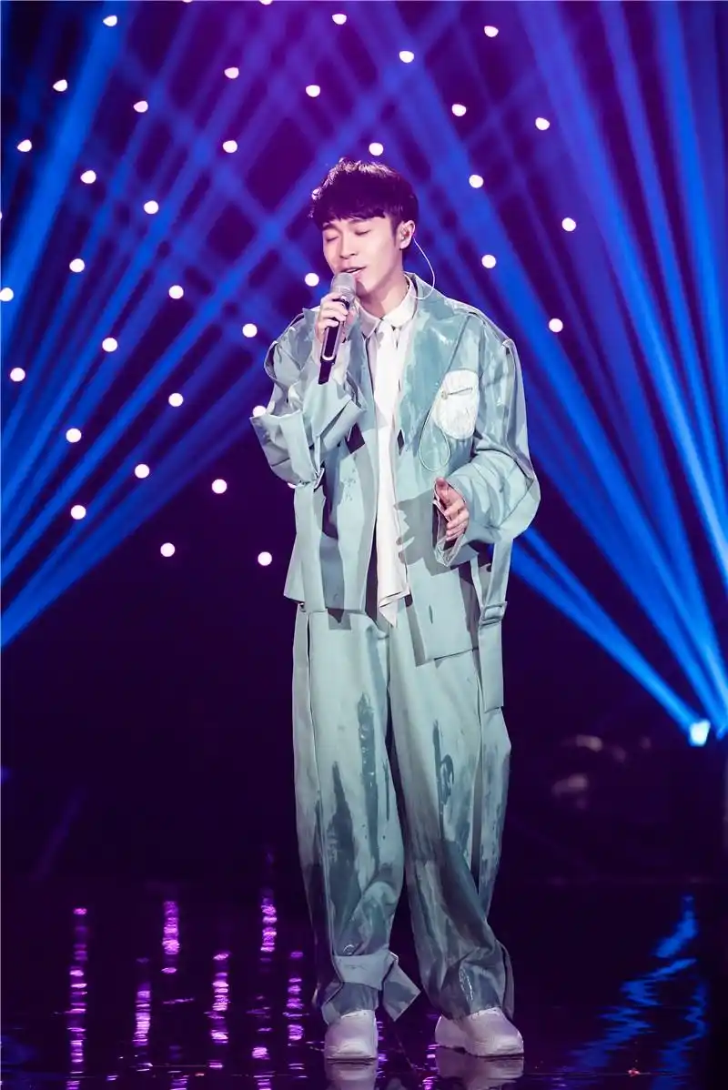 吴青峰《歌手》2019第五期深情诠释《窗外的天气》全新编曲带来不同