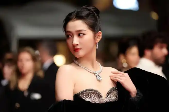 关晓彤短发西服