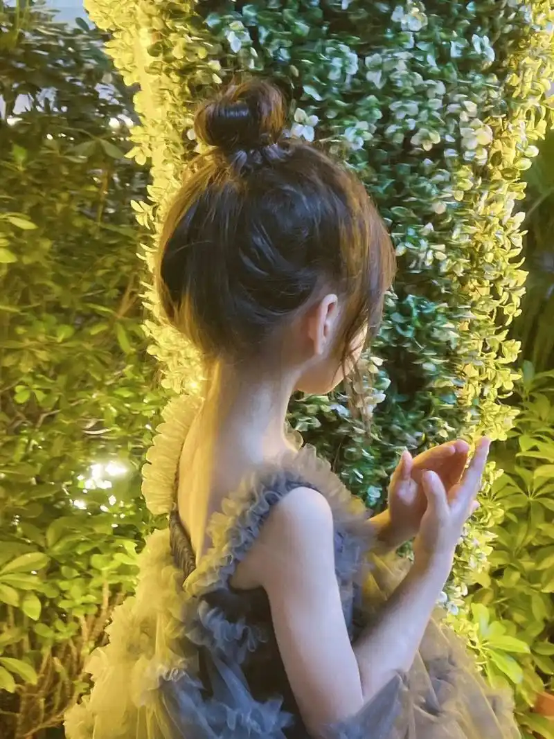 背影的丸子头也太可爱了 穿着tutu裙的丸子头