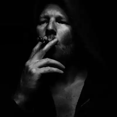 成熟男吸烟头像