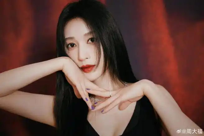 繁星点缀,嫣红如火,演员@张俪佩戴周大福天然钻石珠宝,同星辰坠落般