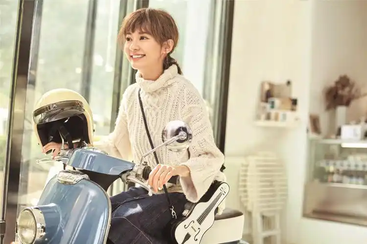 13 陈意涵登开年封面 白衣素裙笑意温暖