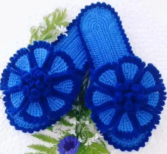 还不带同样,赶紧学做一双保暖实用又漂亮的毛线钩编花朵,图案形状拖鞋