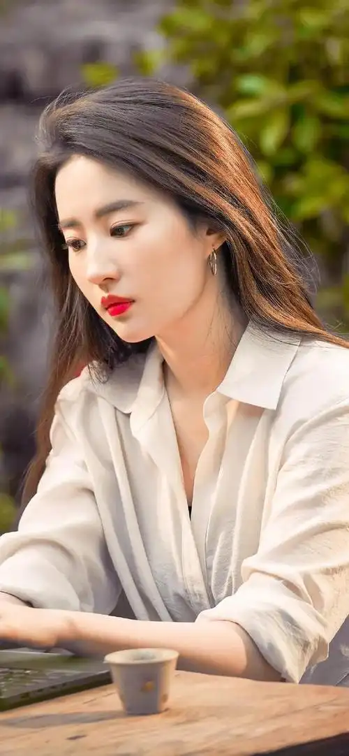 人间在逃公主刘亦菲,令无数男孩心动的女人!