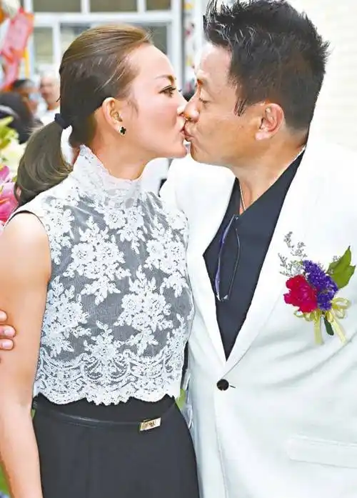 魏骏杰小19岁前妻周身富贵,商场内卖弄风姿,分手后绯闻不断_张利华