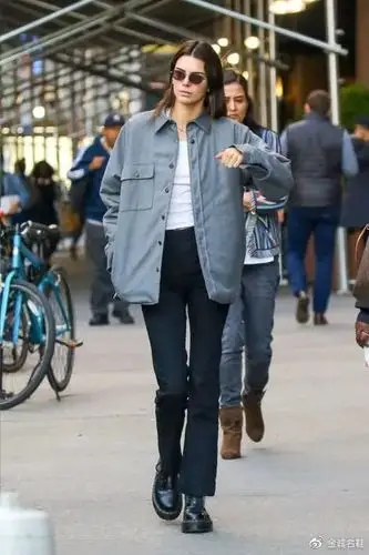 2021年入春流行短外套靴子简直飒爆了