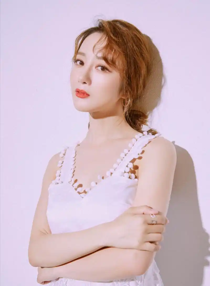 李依晓胖了更丰满,一袭白裙难掩玲珑身材,下巴看着却有些不自然