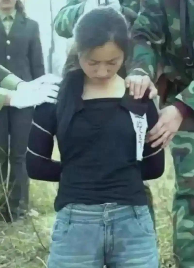 1994年,在一个郊外的刑场,一名犯人被执行枪决之前,留下了一张老照片.