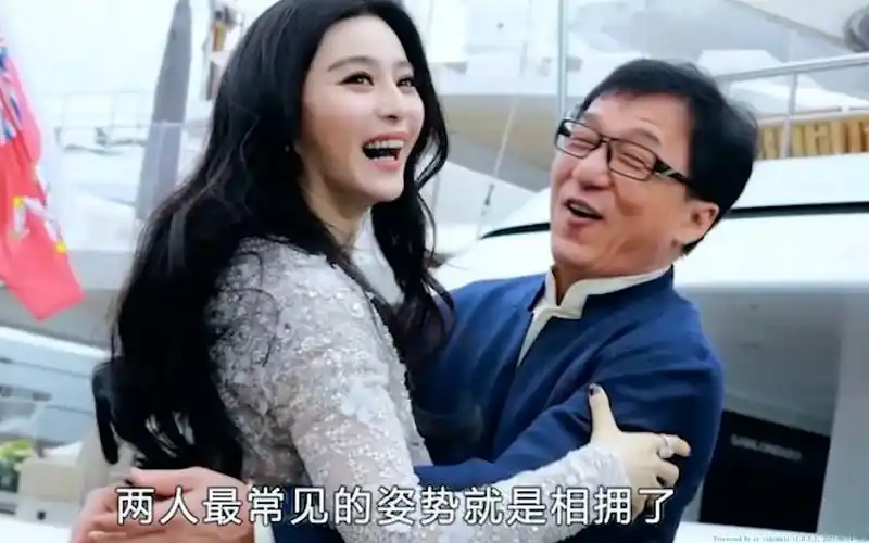 范冰冰成龙酒桌上并肩而坐,桌底下动作引注意,网友:非同一般