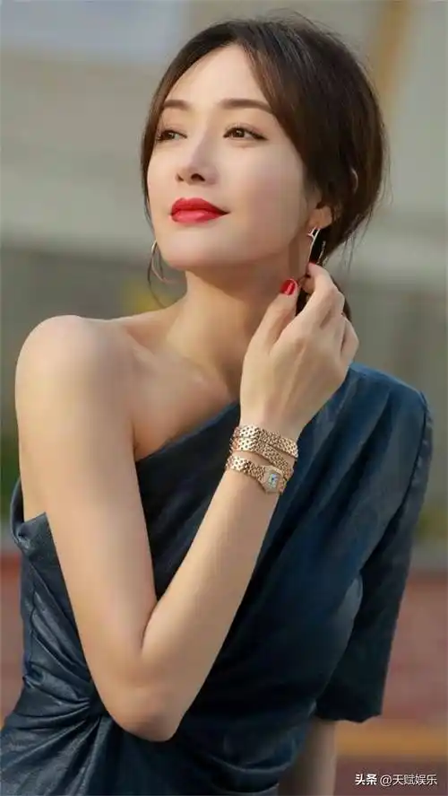 女演员,歌手秦岚写真图片集《十七》_网络_侵权_参考